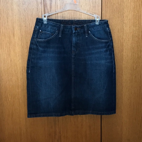 Ladies denim skirt. Sits just above the knee. Size 6. - Picture 1 of 3